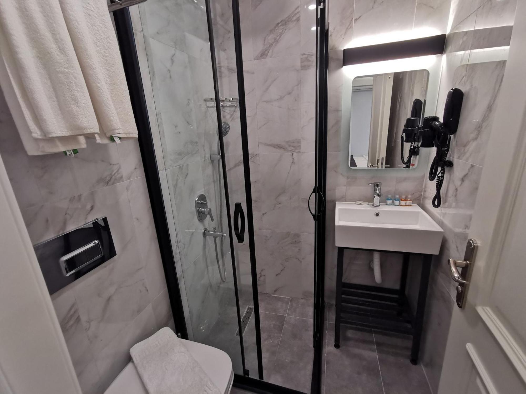 Luxx Garden Hotel Истанбул Стая снимка